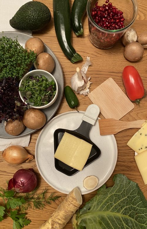 Gesellig Raclette essen - getoppf mt Kresse und anderen Microgreens
