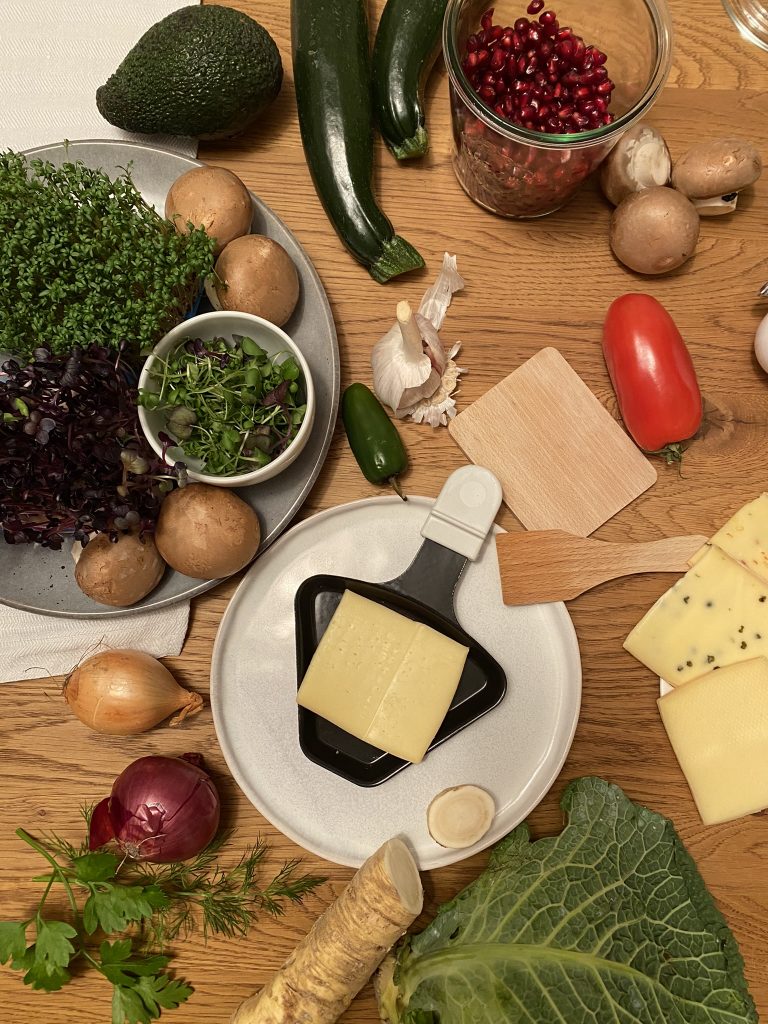 Gesellig Raclette essen - getoppf mt Kresse und anderen Microgreens